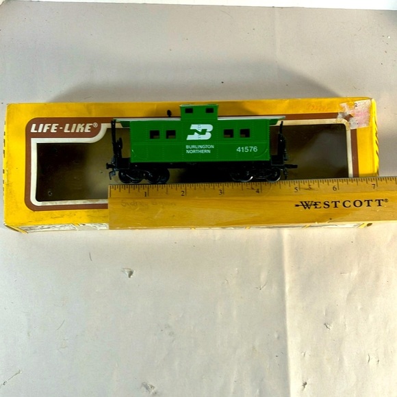 HO Scale Burlington and Northern Caboose from Life Like. - Picture 6 of 9